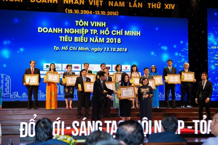 Bà Lê Thị Kim Chi, Group CEO, thay mặt Apollo English nhận giải thưởng