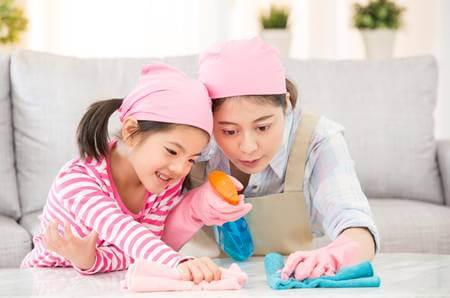 Các bạn nhỏ Trung Quốc được mẹ “phân công” các công việc dọn dẹp nhà cửa ngày lễ Tết