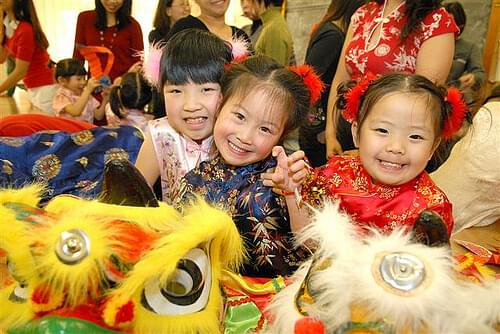 Các bạn nhỏ Singapore sẽ được mẹ cho tham gia các lễ hội để giao lưu với các bạn bè quốc tế