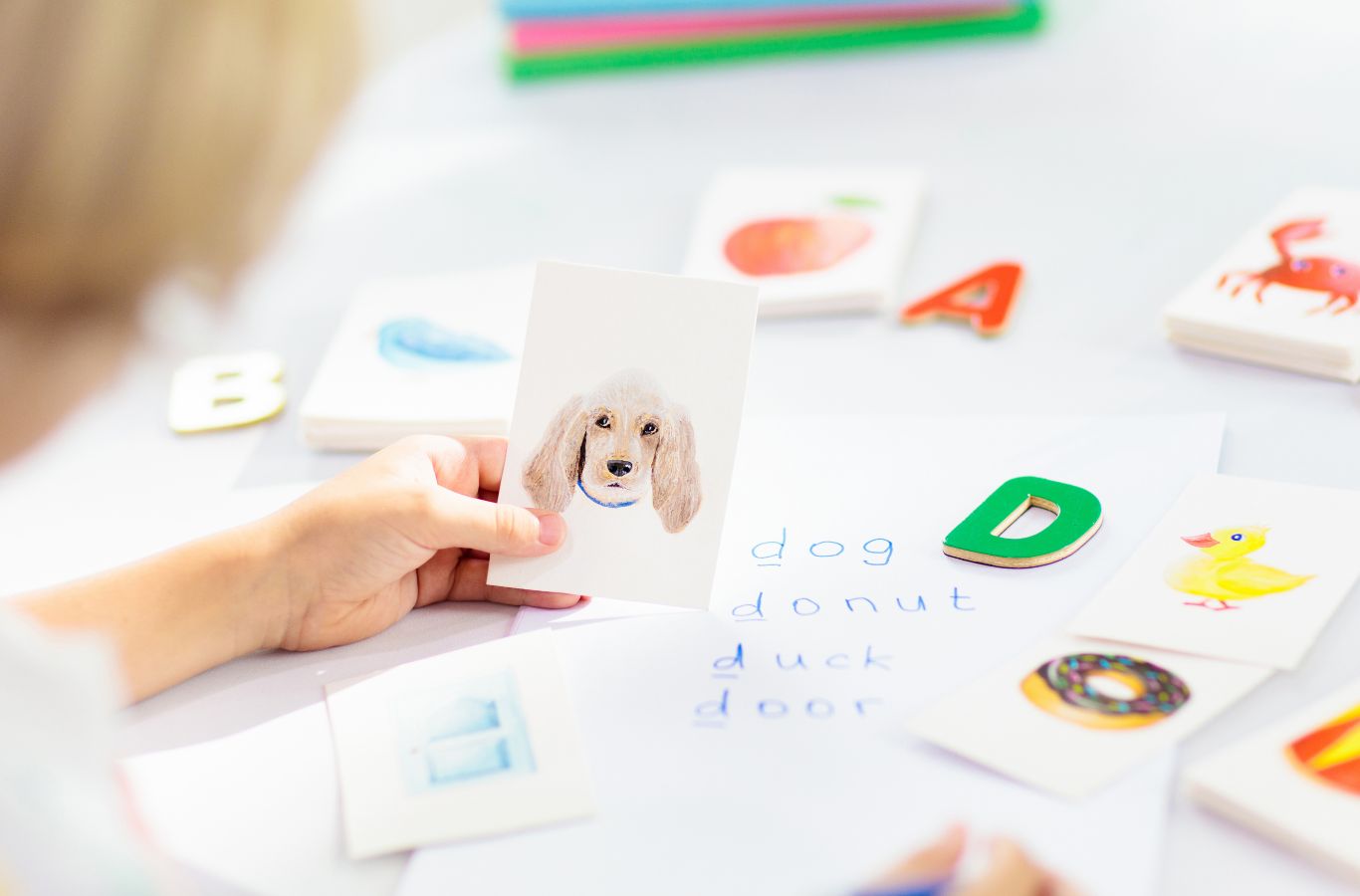 Học tiếng Anh qua flashcard (thẻ học) là một phương pháp học từ vựng phổ biến giúp hỗ trợ trẻ em ghi nhớ những gì được học một cách hiệu quả.