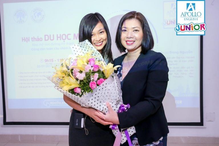  Bà Lê Thị Kim Chi trao tặng bó hoa cho diễn giả Trang Nguyễn
