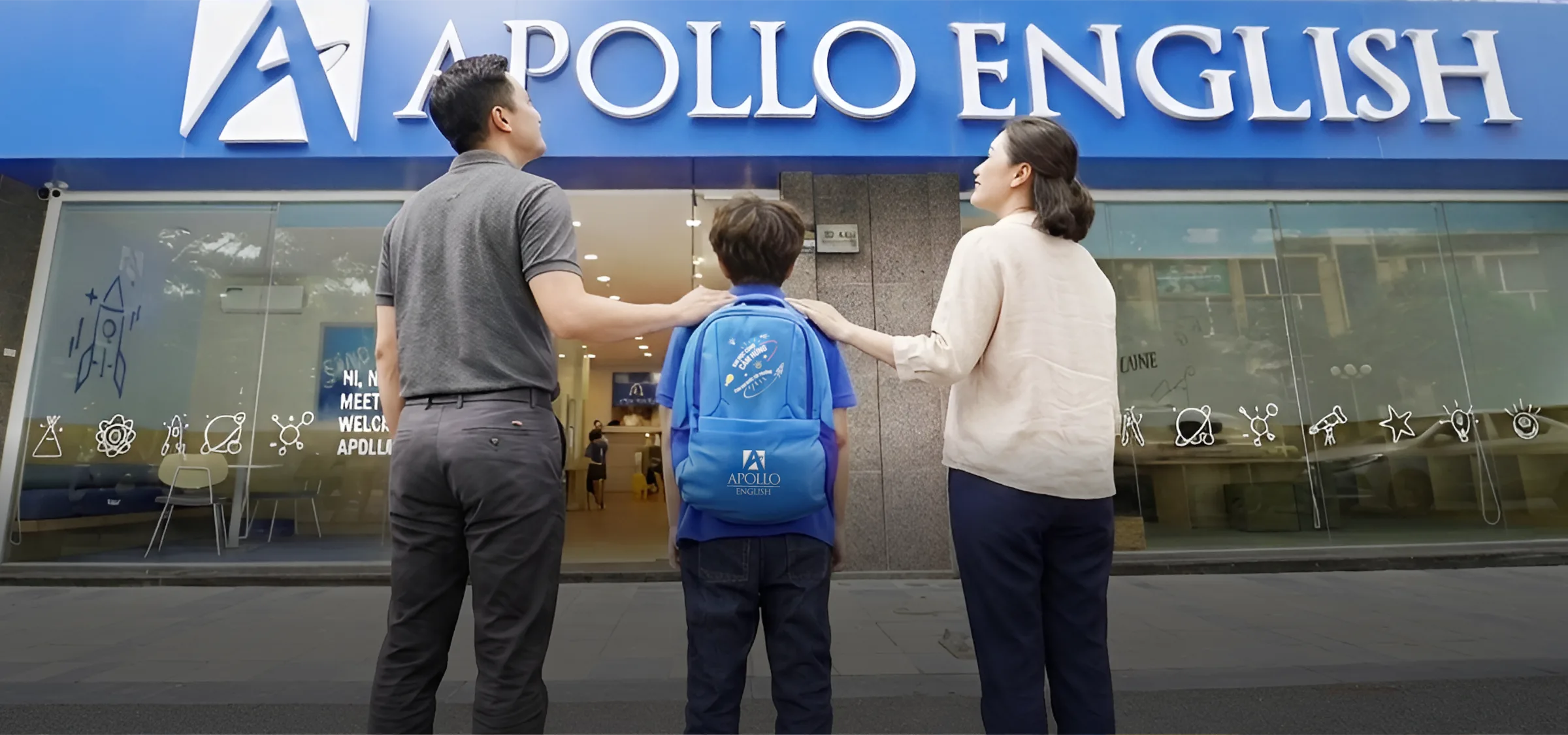 Gia đình cùng con đứng trước trung tâm Apollo English